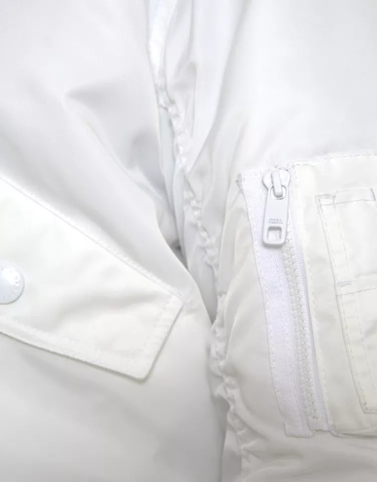 Veste bomber blanche Dolce & Gabbana à manches longues, fermeture éclair complète, style élégant et moderne.