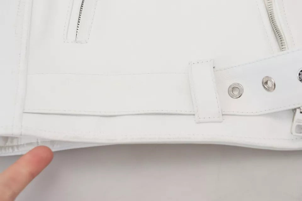 Manteau en cuir blanc de motard Dolce & Gabbana avec fermeture éclair, style élégant et moderne, visible en détail dans l'image.