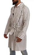 Robe-coat Dolce & Gabbana blanche en coton à rayures, veste enveloppante élégante avec ceinture et détails sophistiqués.