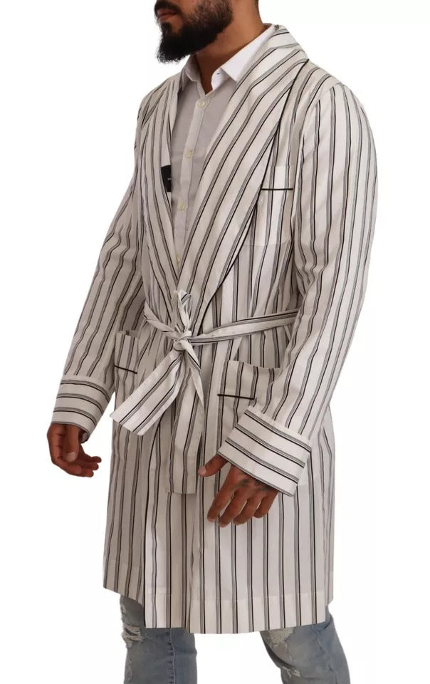 Robe-coat Dolce & Gabbana blanche en coton à rayures, veste enveloppante élégante avec ceinture et détails sophistiqués.