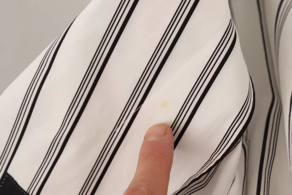 Robe en coton blanc à rayures Dolce & Gabbana, vêtement léger avec ceinture, idéal pour une tenue élégante et confortable.