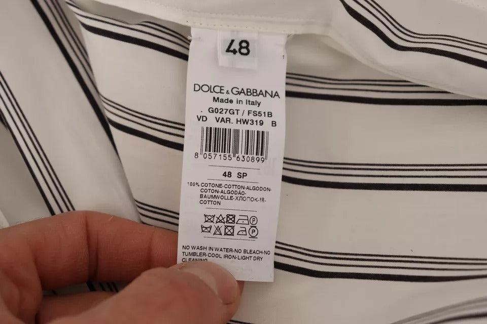 Robe manteau Dolce & Gabbana en coton blanc à rayures, veste enveloppante élégante et confortable.