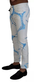 Jeans skinny en denim blanc et bleu de Dolce & Gabbana, coton, ajustés, avec détails modernes, visibles sur l'image.
