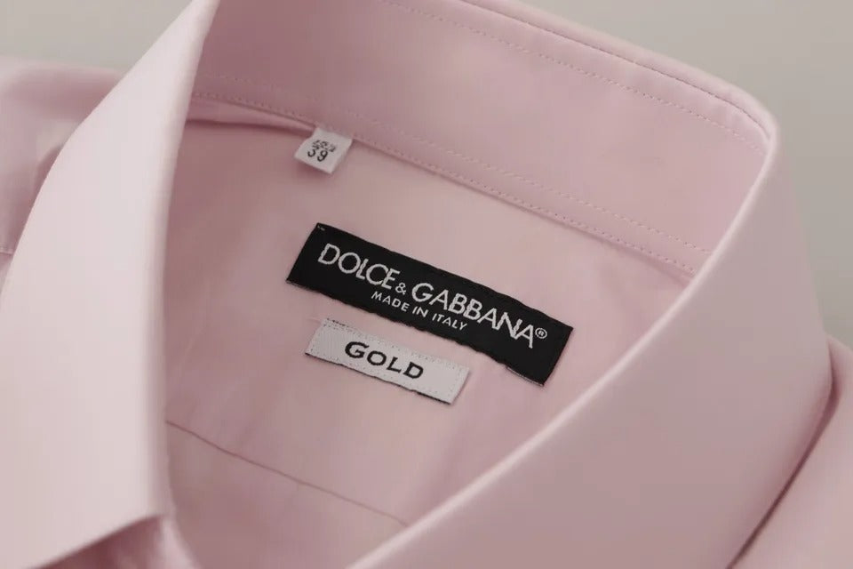 Robe en coton rose clair Dolce & Gabbana pour homme, élégante et formelle, avec une chemise or assortie.