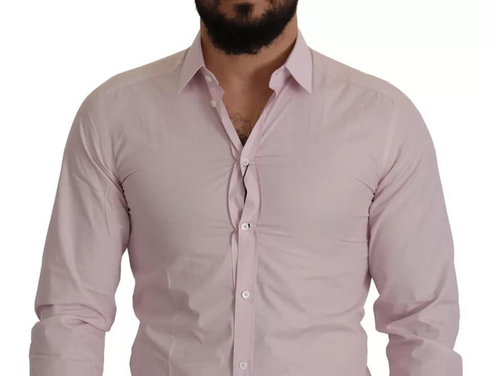 Robe en coton rose clair pour homme de Dolce & Gabbana, style formel avec chemise or brillant, détails élégants.