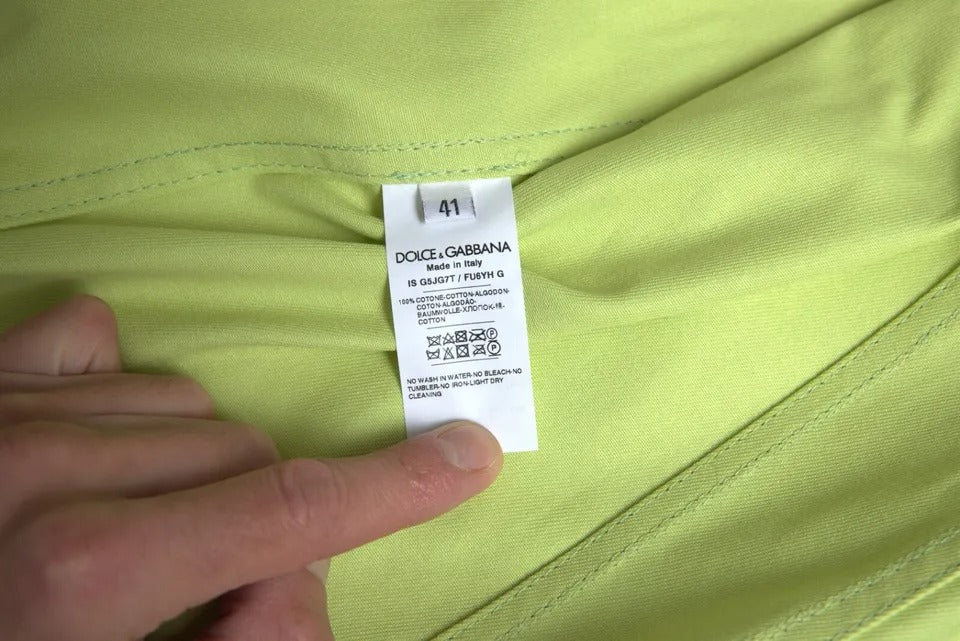 Chemise décontractée en coton vert avec col et boutons de Dolce & Gabbana, vue de face.