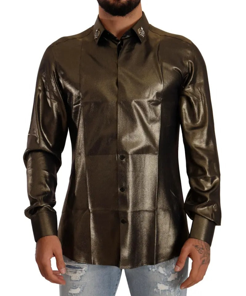Chemise en soie Dolce & Gabbana or métallique avec broderie couronne, style élégant et luxueux, visible en détail.