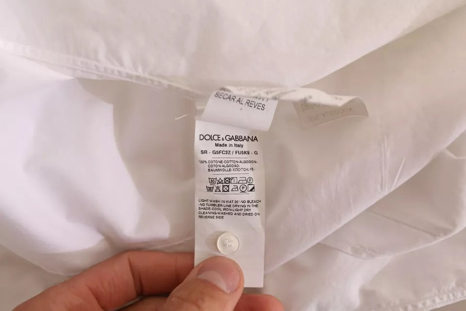Chemise de smoking blanche en coton Dolce & Gabbana avec détails en or, vêtement formel élégant pour homme.