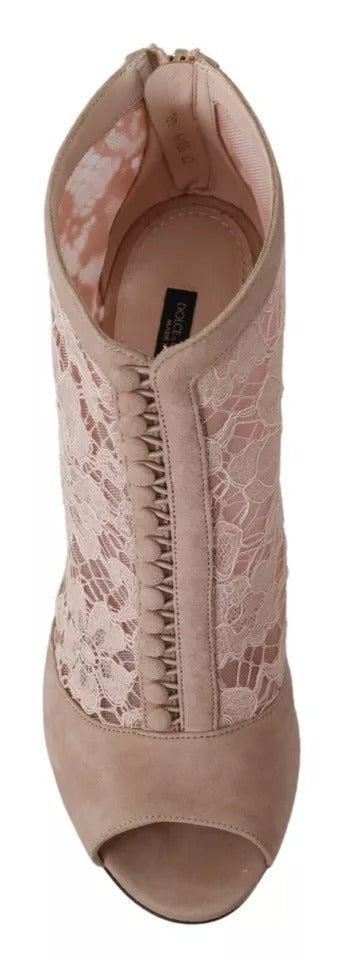 Bottines à talons ouvertes en daim beige avec dentelle, de la marque Dolce & Gabbana, visibles en gros plan.