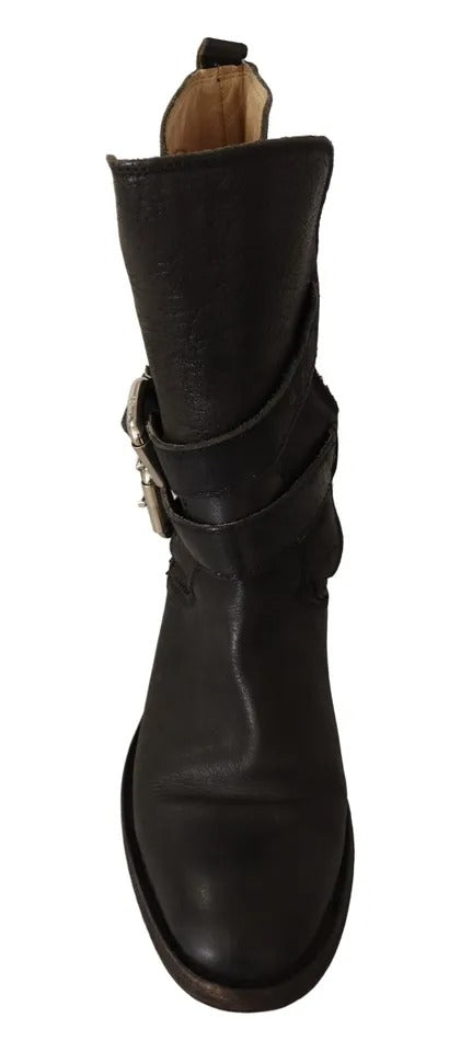 Chaussures bottines en cuir noir avec boucle Dolce & Gabbana, mi-mollet, élégantes et sophistiquées, visibles dans l'image.