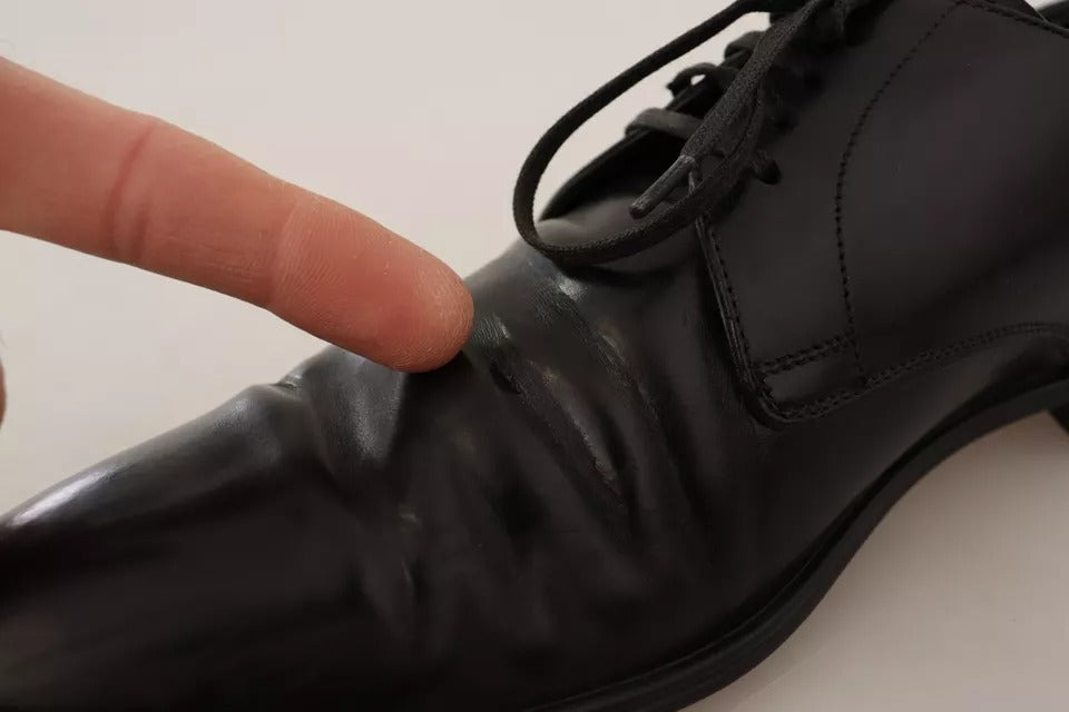 Chaussures formelles Derby en cuir noir de la marque Dolce & Gabbana, élégantes et sophistiquées pour homme.