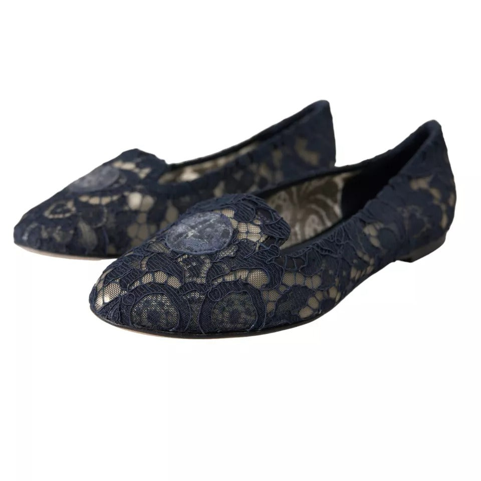 Chaussures plates Dolce & Gabbana Taormina en dentelle bleue foncée, slip-on élégantes et confortables.