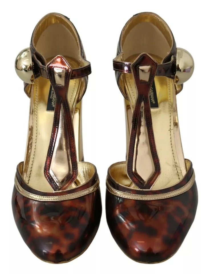 Chaussures Dolce & Gabbana en cuir doré avec imprimé léopard, sandales à talons T-strap et semelle élégante.