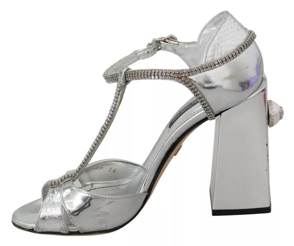 Sandales en cuir Dolce & Gabbana avec bride T-strap ornée de cristaux argentés, chaussures élégantes et sophistiquées.