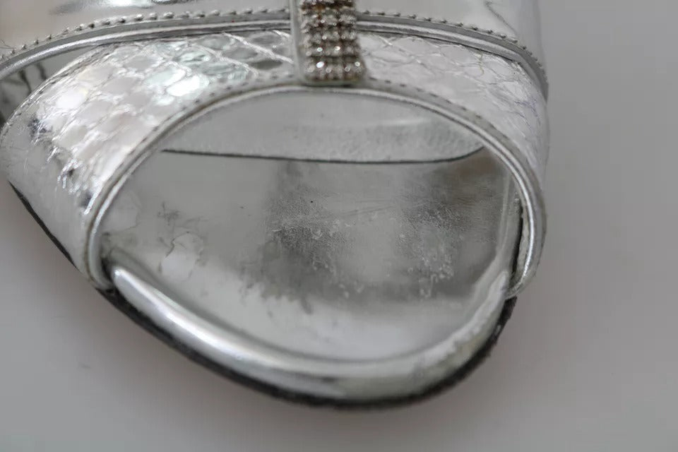 Sandales en cuir Dolce & Gabbana avec brides T-strap ornées de cristaux argentés, élégantes chaussures pour femmes.