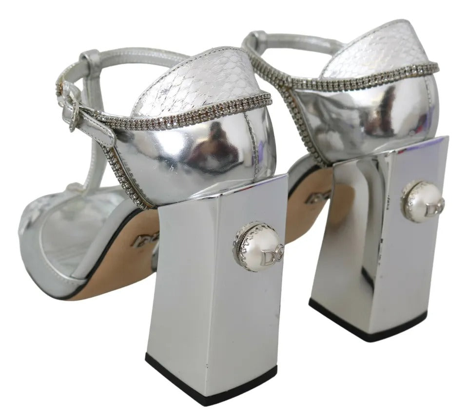 Sandales en cuir Dolce & Gabbana avec bride T en cristaux argentés, chaussures élégantes et sophistiquées.