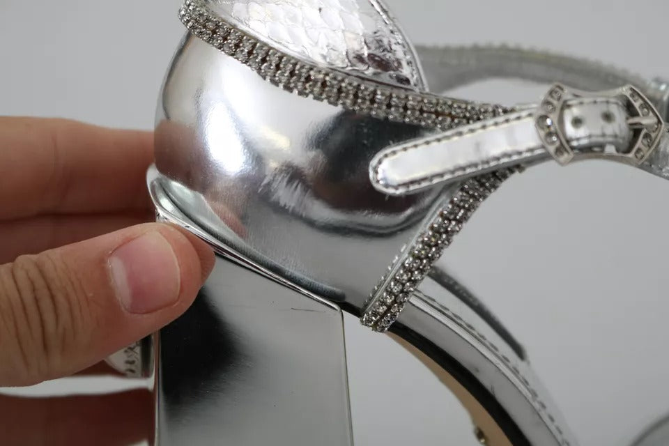 Sandales à talon en cuir Dolce & Gabbana avec brides T-strap ornées de cristaux argentés, chaussures élégantes et sophistiquées.