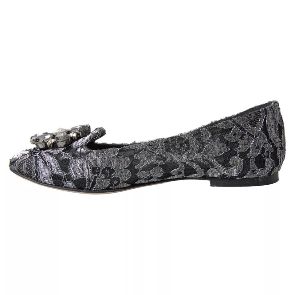 Chaussures ballerines en dentelle gris et noir Dolce & Gabbana avec cristaux, élégantes et raffinées, visibles sur l'image.