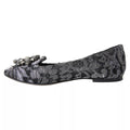 Chaussures ballerines en dentelle gris et noir Dolce & Gabbana avec cristaux, élégantes et raffinées, visibles sur l'image.