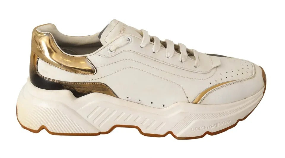 Chaussures sport Dolce & Gabbana Daymaster en cuir blanc et or, baskets élégantes avec détails modernes et semelle confortable.