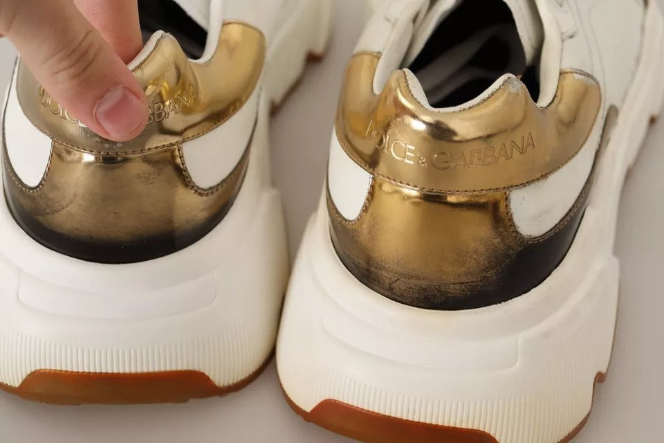 Chaussures sport Dolce & Gabbana DAYMASTER en cuir blanc et or, baskets élégantes pour un look sportif et chic.