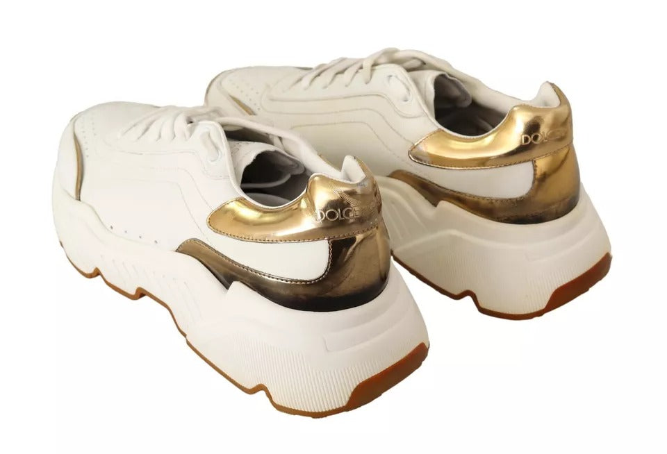 Chaussures de sport Dolce & Gabbana DAYMASTER en cuir blanc et or, baskets élégantes avec design moderne.
