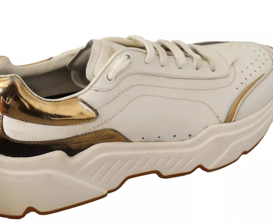 Chaussures sport blanches Dolce & Gabbana DAYMASTER en cuir avec détails en or, baskets élégantes et modernes.