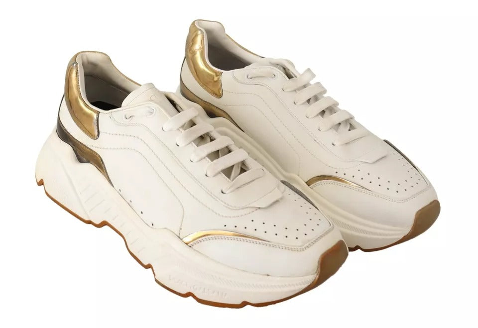 Chaussures sport Dolce & Gabbana DAYMASTER en cuir blanc et or, baskets élégantes pour homme.