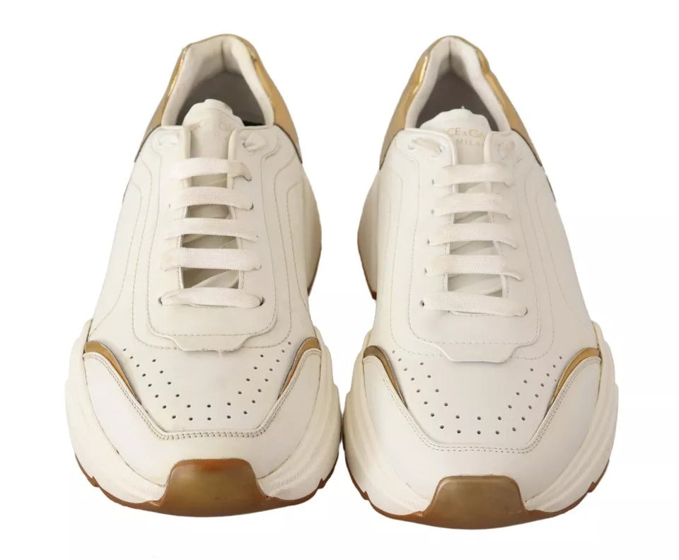 Chaussures sport Dolce & Gabbana Daymaster en cuir blanc et or, baskets élégantes pour homme.