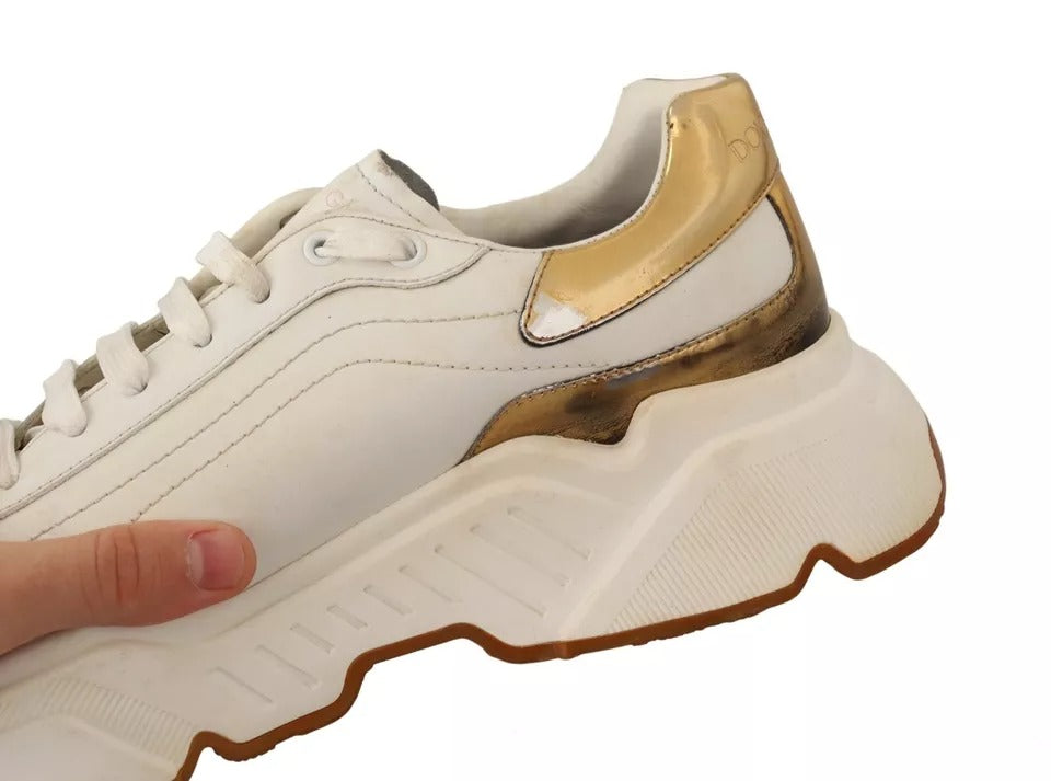 Chaussures de sport Dolce & Gabbana Daymaster en cuir blanc et or, baskets élégantes avec design moderne et détails luxueux.