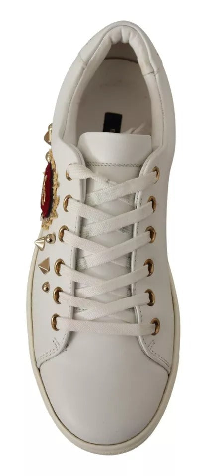 Chaussures Dolce & Gabbana en cuir blanc avec cœur rouge et détails dorés, sneakers élégants pour femmes.