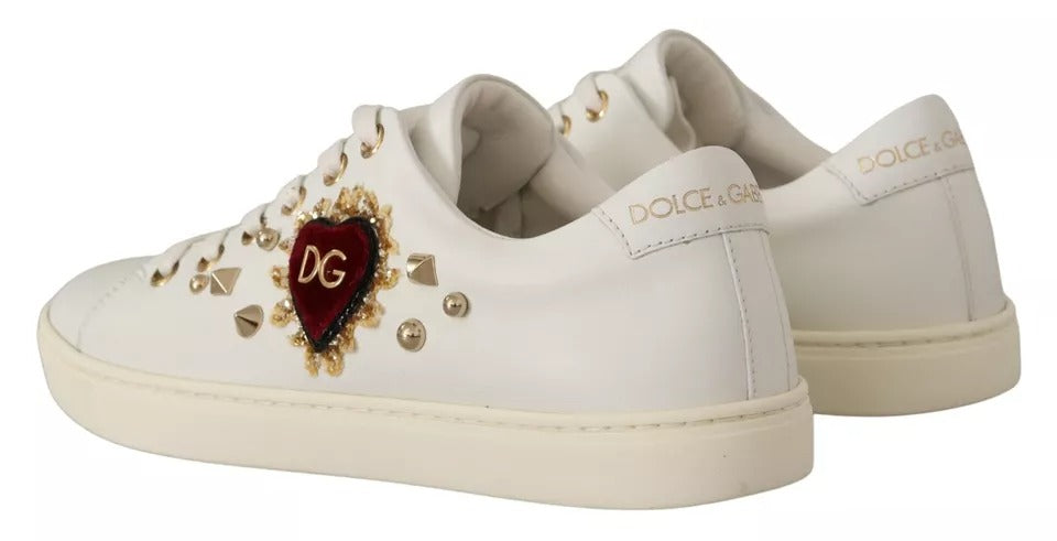 Chaussures sneakers en cuir blanc de Dolce & Gabbana avec cœur rouge et détails dorés, vue de face.