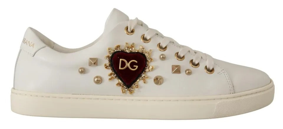 Chaussures sneakers Dolce & Gabbana en cuir blanc avec détails dorés et cœurs rouges, vue de face.
