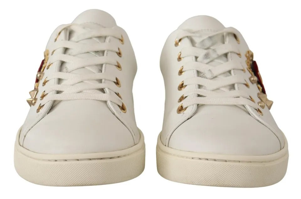 Chaussures sneakers Dolce & Gabbana en cuir blanc avec cœurs dorés et rouges, style décontracté et élégant.