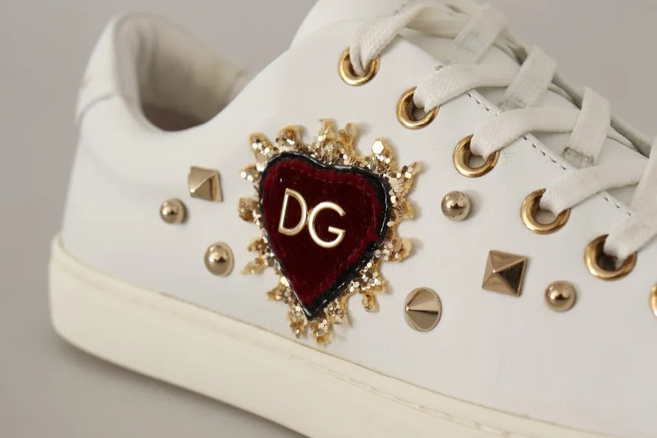 Chaussures sneakers en cuir blanc Dolce & Gabbana avec cœurs dorés et rouges, vue frontale.