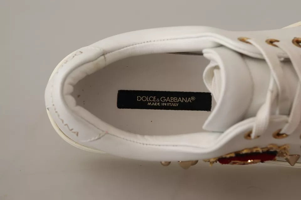 Sneakers Dolce & Gabbana en cuir blanc avec détails dorés et cœurs rouges, chaussures de style sportif et élégant.