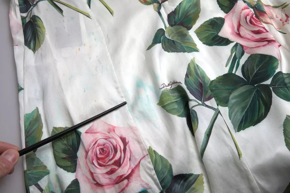 Jupe midi à taille haute Dolce & Gabbana avec motif de roses blanches, coupe en ligne A élégante et féminine.