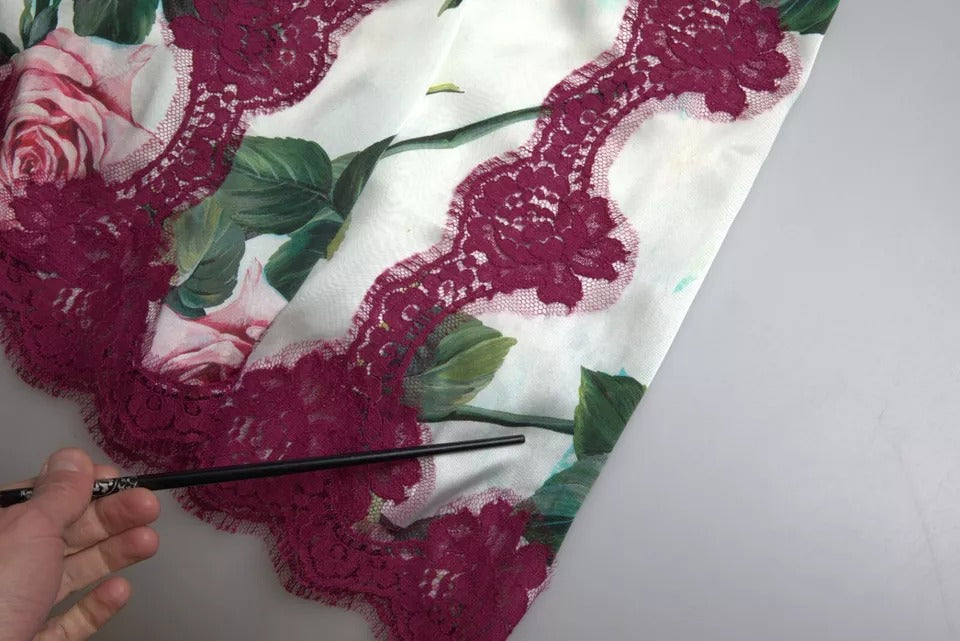 Jupe midi à taille haute Dolce & Gabbana avec imprimé de roses blanches, coupe en ligne A élégante et féminine.