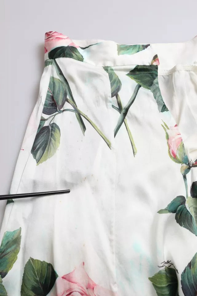 Jupe mi-longue à taille haute Dolce & Gabbana avec imprimé de roses blanches et coupe évasée A-line.