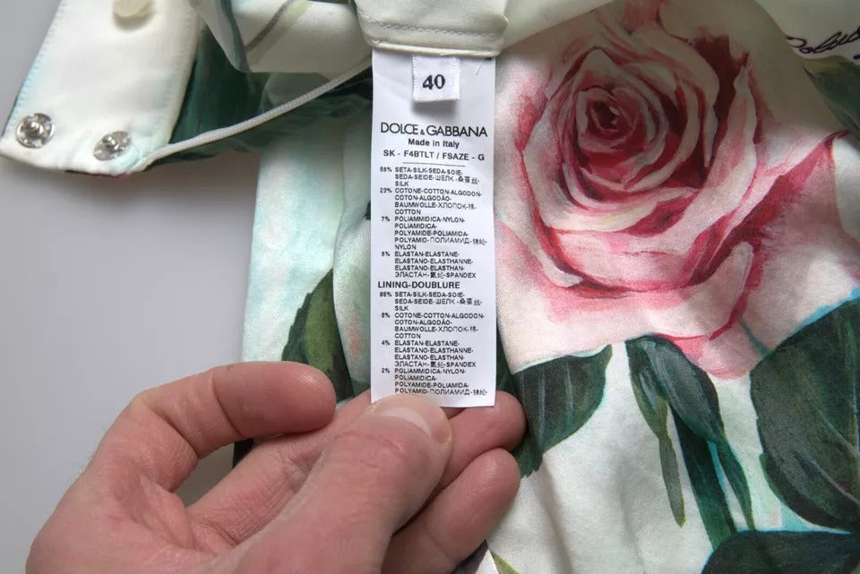Jupe midi à taille haute Dolce & Gabbana avec imprimé de roses blanches et coupe en ligne A, portée en photo.