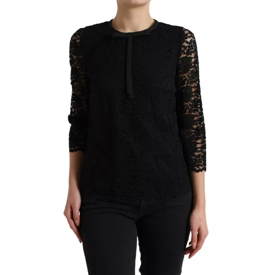 Blouse Dolce & Gabbana en dentelle noire à fleurs, style t-shirt pour le personnel, détails élégants visibles sur l'image.