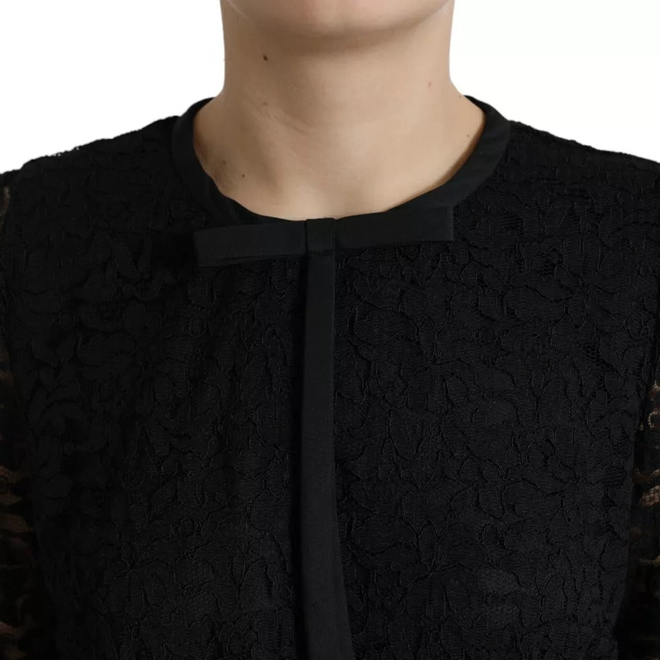 Blouse Dolce & Gabbana noire en dentelle florale et t-shirt staff avec détails élégants, portée décontractée et sophistiquée.