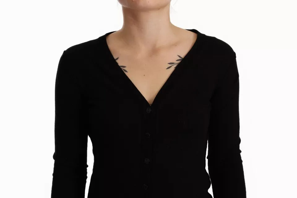 Pull cardigan en laine noire Dolce & Gabbana avec boutons, porté dans une vue rapprochée montrant le tissu et les détails.