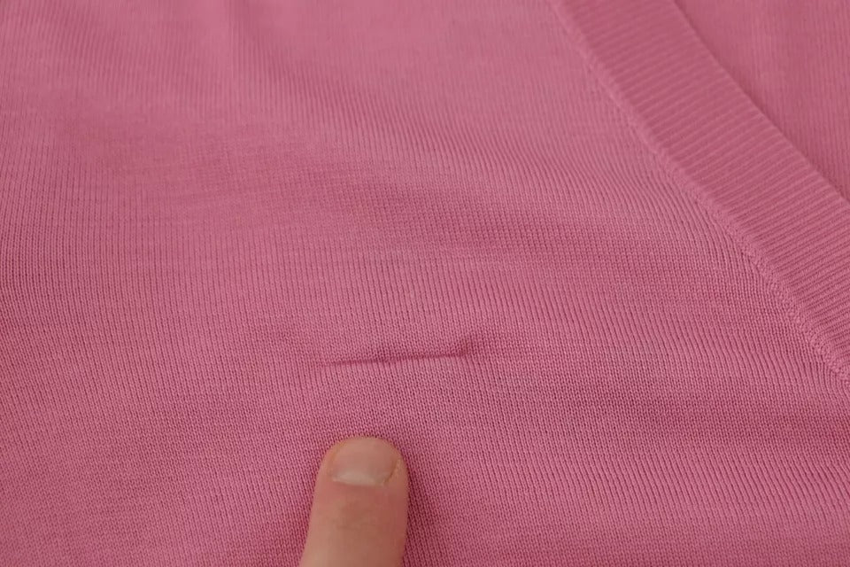 Cardigan Dolce & Gabbana en soie rose à boutons, pull élégant avec col classique et manches longues.