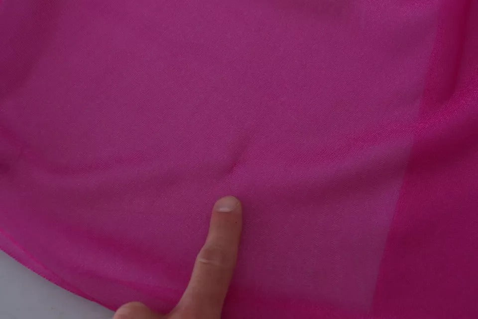 Pull en polyester fuchsia Dolce & Gabbana à col ras du cou, élégant et confortable, visible en détail dans l'image.