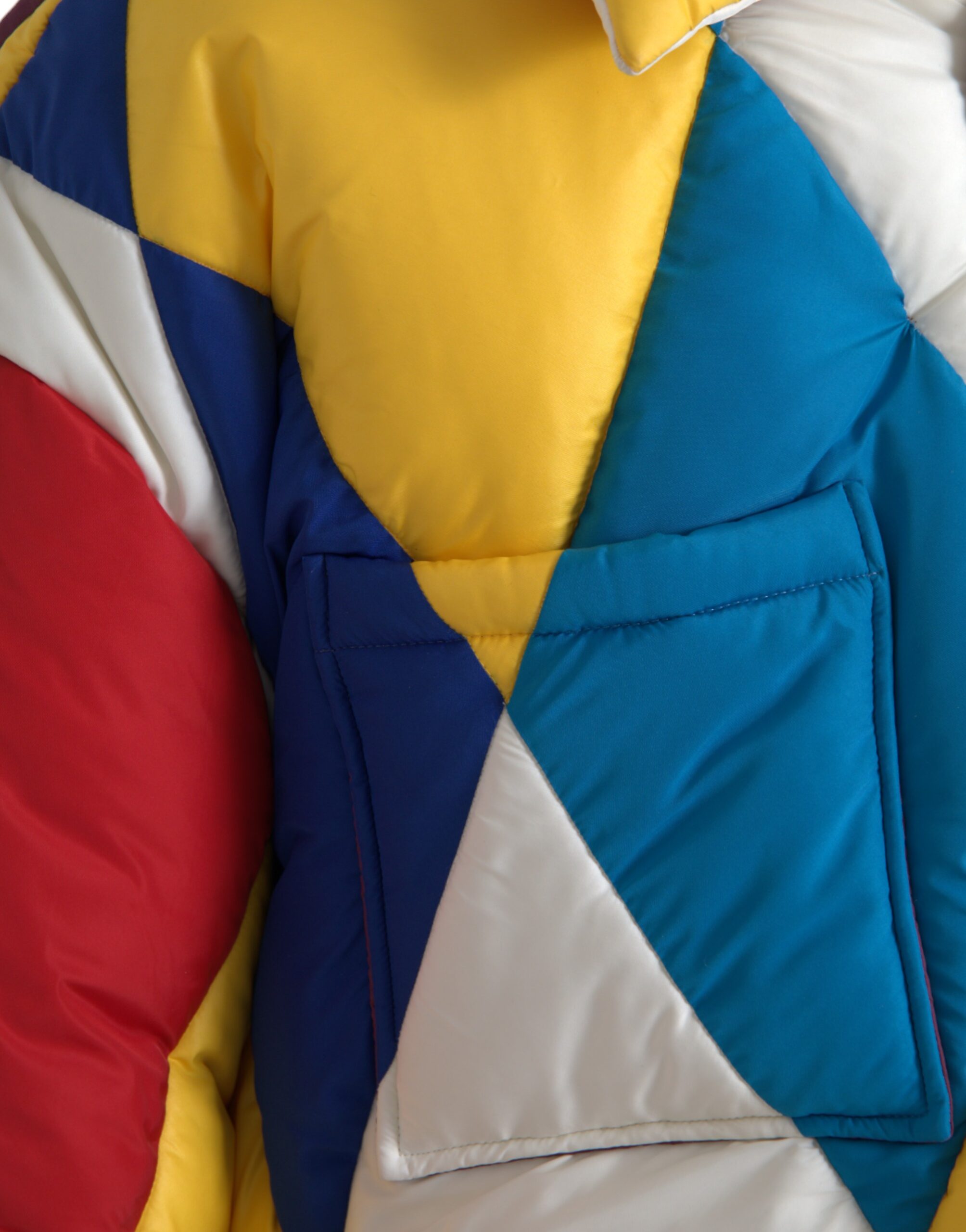 Veste doudoune multicolore Dolce & Gabbana pour homme, coupe puffer avec détails colorés et design tendance.