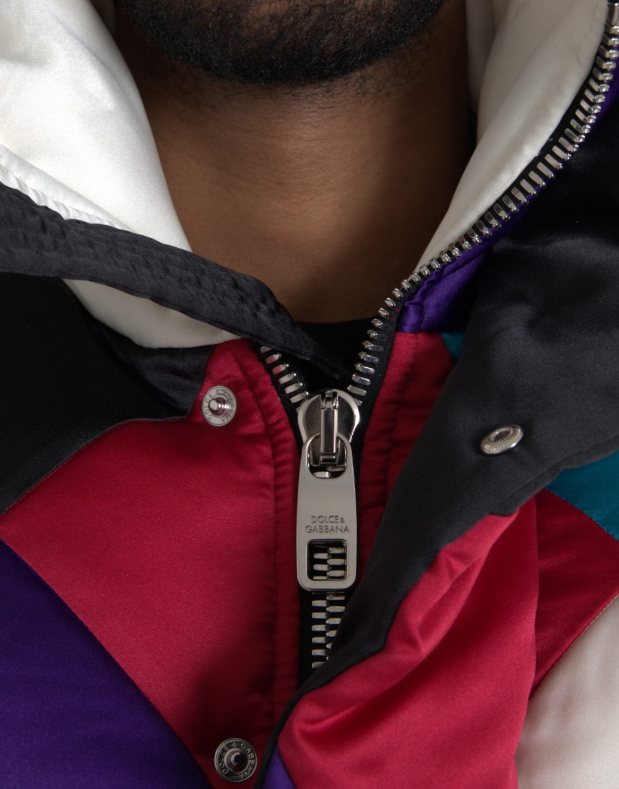 Veste coupe-vent matelassée Dolce & Gabbana multicolore avec logo, style décontracté et tendance, vue de face.
