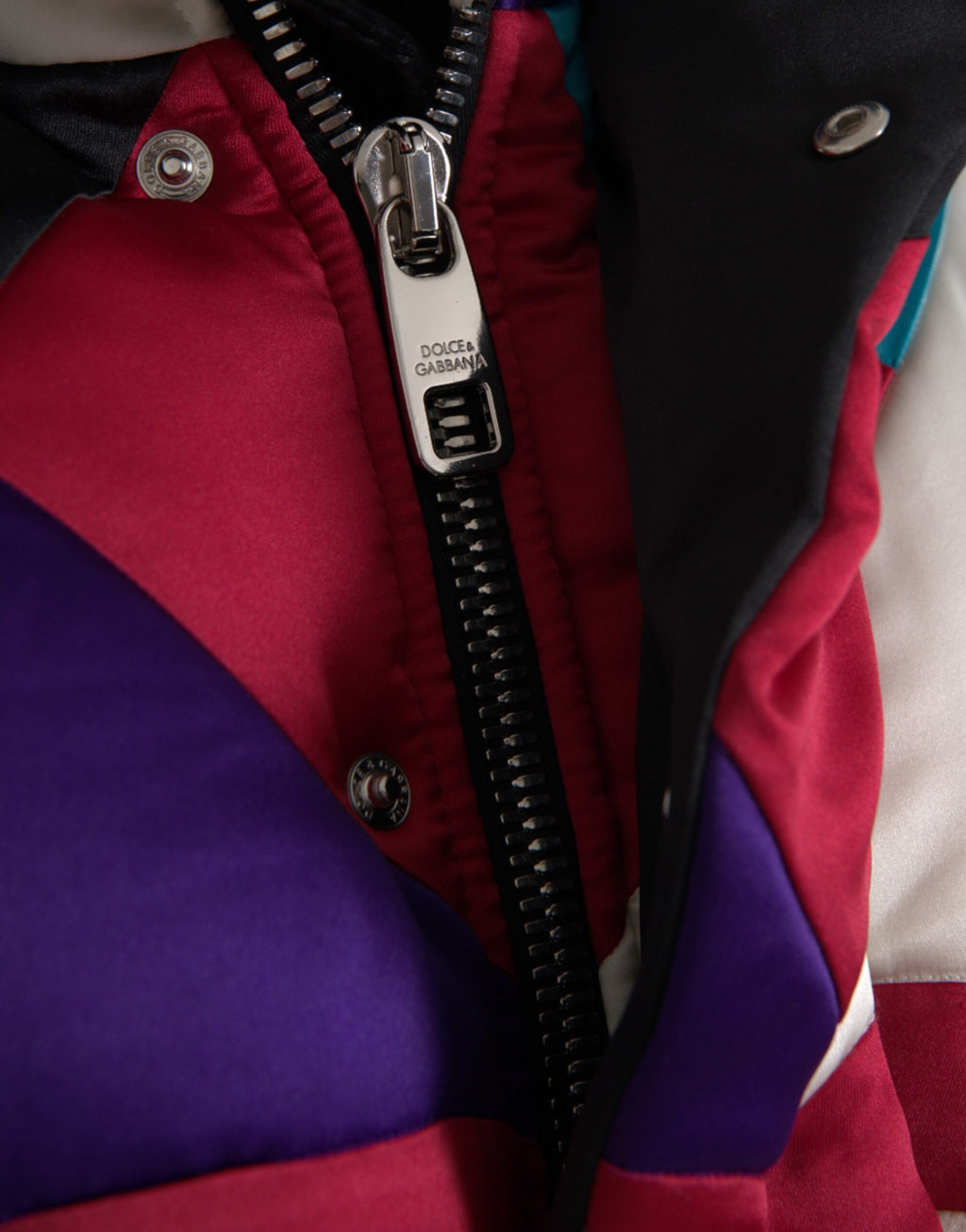 Veste coupe-vent puffer multicolore Dolce & Gabbana avec logo, doublure rembourrée et design tendance.