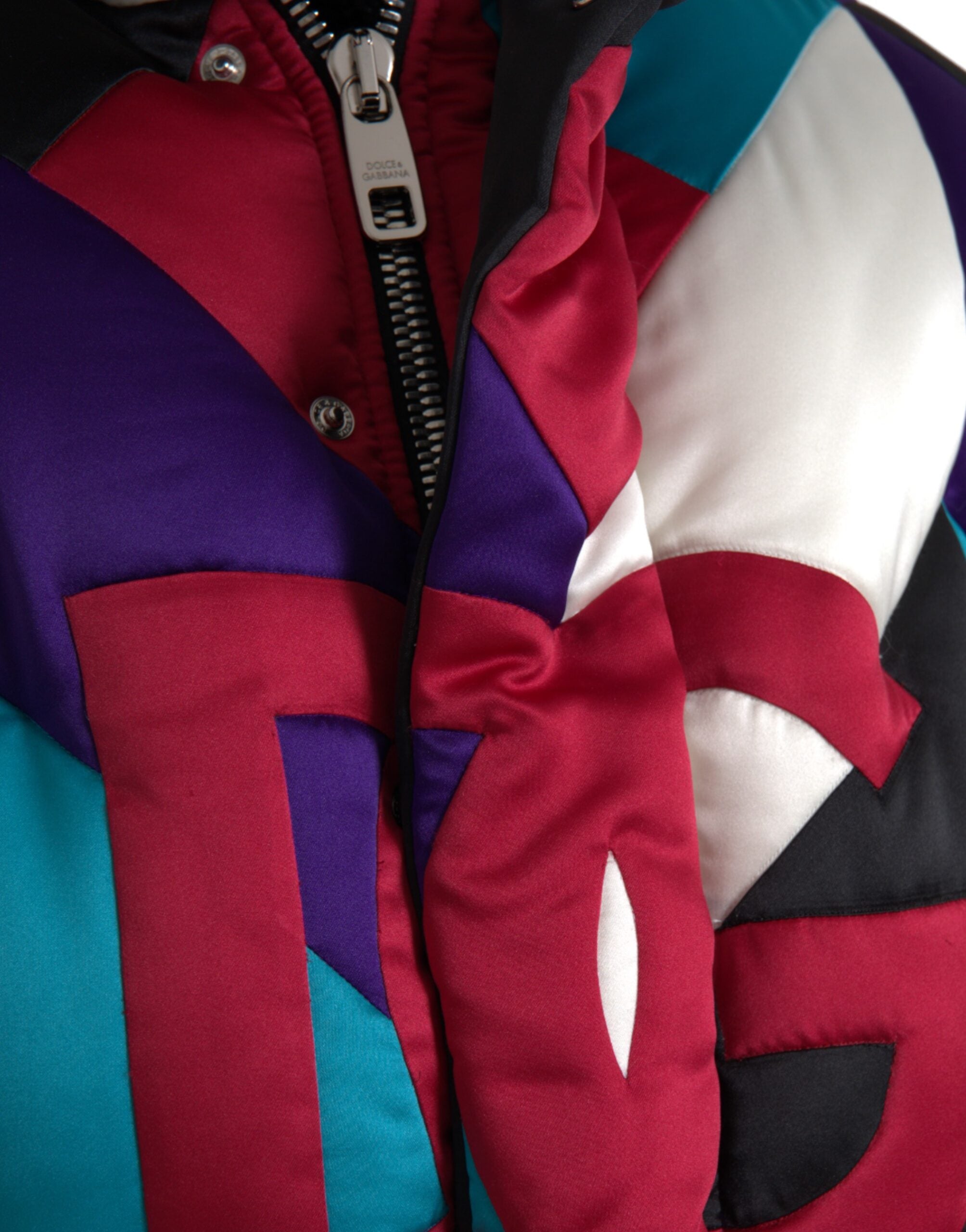 Veste puffer multicolore Dolce & Gabbana avec logo, coupe moderne et design tendance, visible en gros plan.