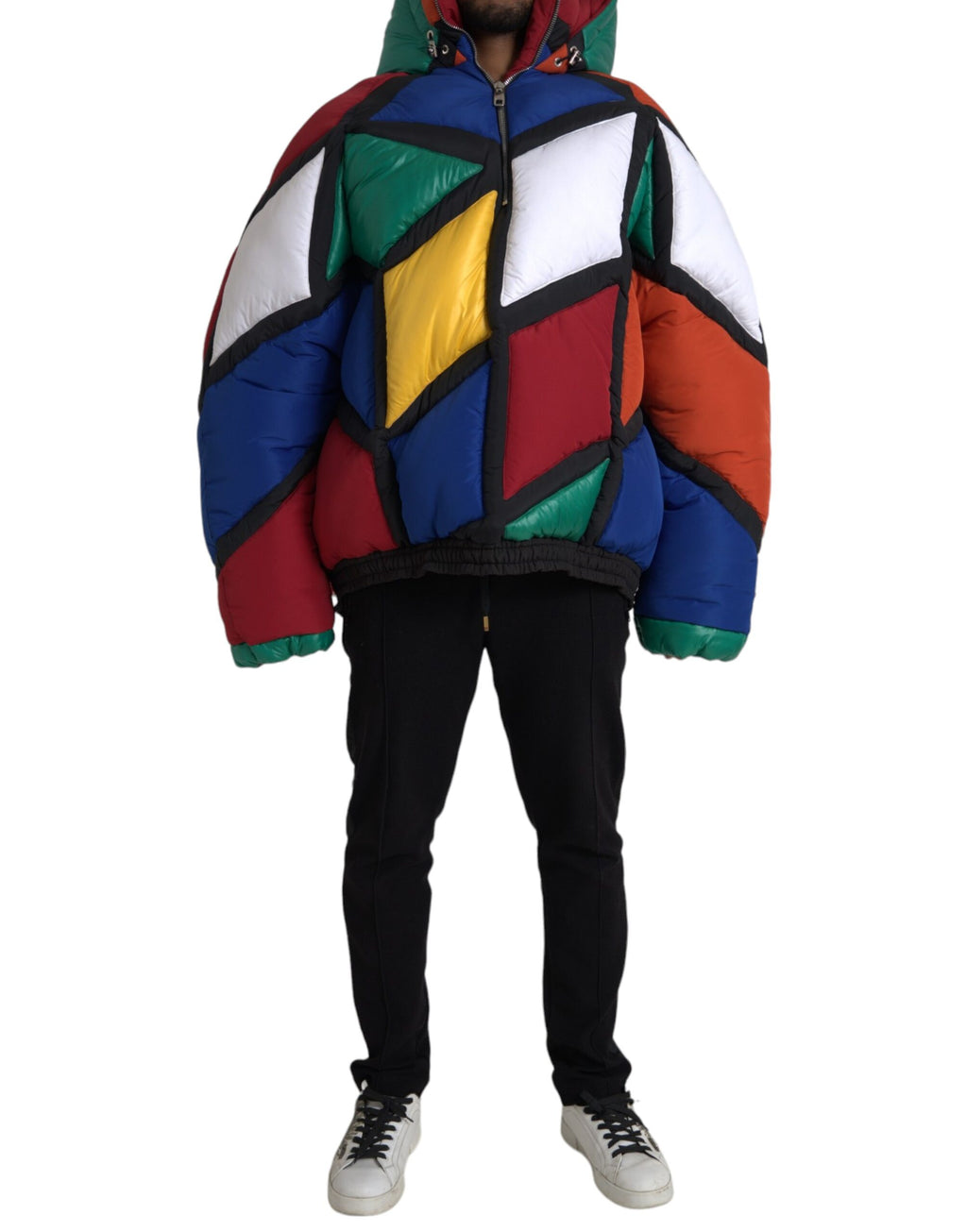 Veste matelassée Dolce & Gabbana à capuche multicolore, style puffer, avec design quilté et fermeture éclair visible.